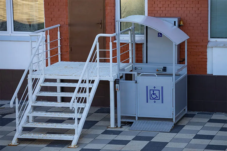 GH Portable at the entrance of the residence